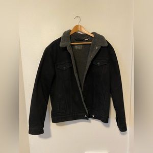 I’m selling my black Levi’s Sherpa jacket. Size large. Only worn once.